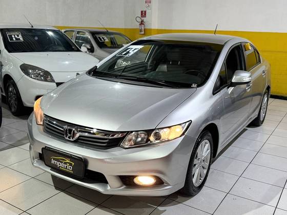 HONDA CIVIC 1.8 LXS 16V FLEX 4P AUTOMÁTICO HONDA CIVIC 1.8 LXS 16V FLEX 4P AUTOMÁTICO